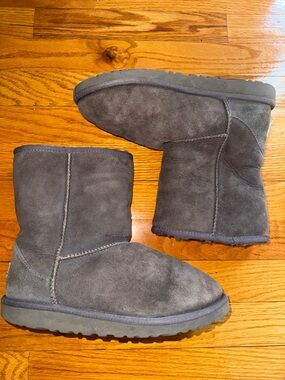 UGGS Gray classic boot